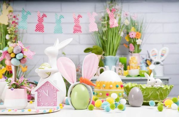 Osterzeit Osterdekoration Auf Weißem Hintergrund Osterhase Ostereier Korb Sträuße Von — Stockfoto