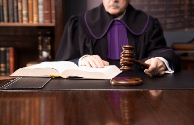 Mahkeme salonundaki yargıç. Elinde tahta tokmakla yargıçlık yap. Hukuk ve adalet teması.