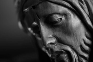 Din teması, Yüce İsa. Çarmıha gerilmiş İsa figürü karanlık arka planda izole edilmiş..