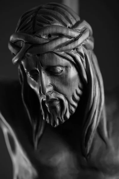 Тема Религии Иисус Христос Распятая Фигура Иисуса Изолирована Деревенском Темном — стоковое фото