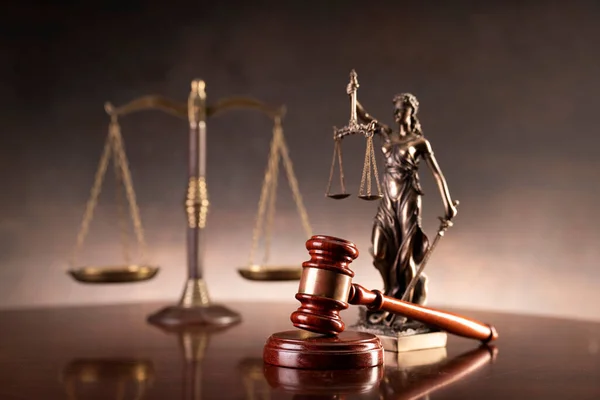 Νόμο Και Δικαιοσύνη Εγκλήματα Πολέμου Gavel Themis Γλυπτική Και Κλίμακα — Φωτογραφία Αρχείου
