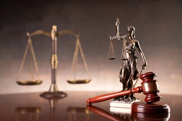 Νόμο Και Δικαιοσύνη Εγκλήματα Πολέμου Gavel Themis Γλυπτική Και Κλίμακα — Φωτογραφία Αρχείου