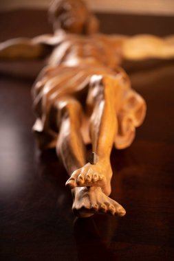 Din teması, Yüce İsa. Çarmıha gerilmiş İsa figürü ahşap kahverengi arka planda izole edilmiş..