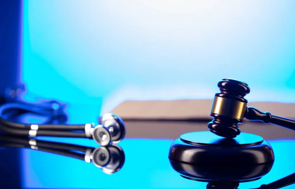Prawo Medyczne Gavel Kodeks Prawny Stetoskop Szklanym Stole Niebieskie Światło — Zdjęcie stockowe