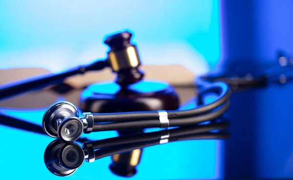 Concetto Legge Medica Gavel Codice Legale Stetoscopio Sul Tavolo Vetro — Foto Stock