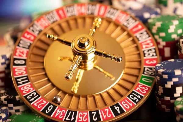 Kumarhane teması. Kumar oyunları. Renkli bir arka planda rulet ve poker fişleri.