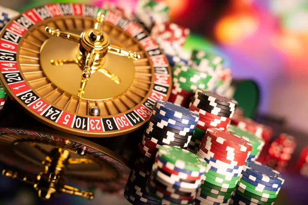 Kaszinó Téma Szerencsejáték Rulett Póker Zseton Egy Színes Bokeh Háttér — Stock Fotó