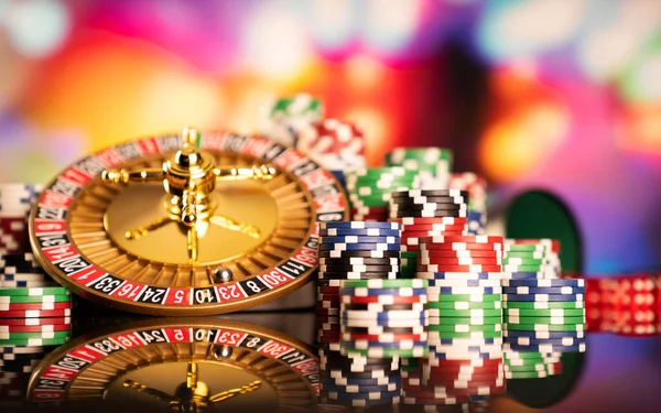 Kasino Tema Spelande Spel Roulette Och Marker Poker Färgglad Bokeh — Stockfoto