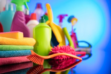 Bahar evi temizliği. Mavi arkaplanda renkli temizlik kiti.
