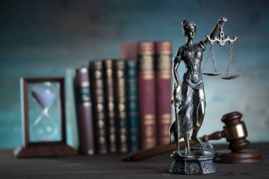 Avukatlık bürosu. Hukuk sembolleri: hakimler tokmak, heykel, ölçü ve hukuk kitapları.