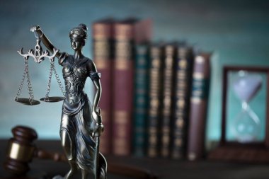 Avukatlık bürosu. Hukuk sembolleri: hakimler tokmak, heykel, ölçü ve hukuk kitapları.