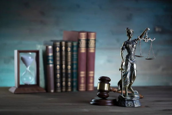 律师事务所法律符号组成 法官槌 主题雕塑 刻度和法律书籍 — 图库照片
