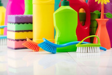 Bahar evi temizliği. Beyaz duvar arka planında renkli temizlik kiti.