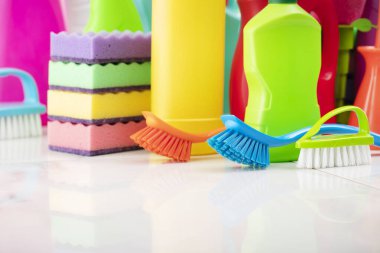 Bahar evi temizliği. Beyaz duvar arka planında renkli temizlik kiti.