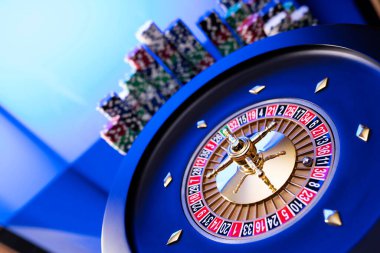 Kumarhane teması. Kumar oyunları. Mavi arka planda rulet ve poker fişleri.