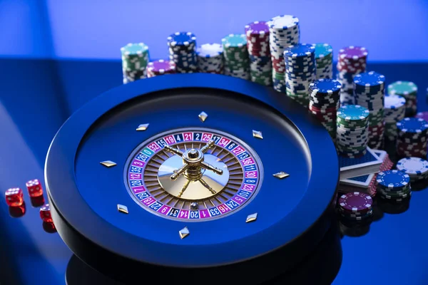 Kumarhane Teması Kumar Oyunları Mavi Arka Planda Rulet Poker Fişleri — Stok fotoğraf