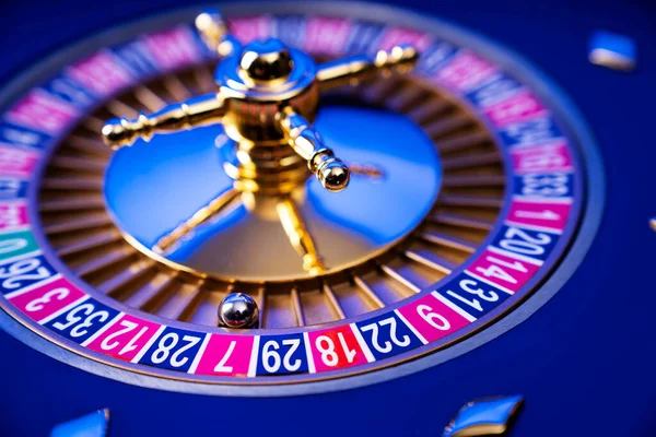 Kumarhane teması. Kumar oyunları. Mavi arka planda rulet ve poker fişleri.