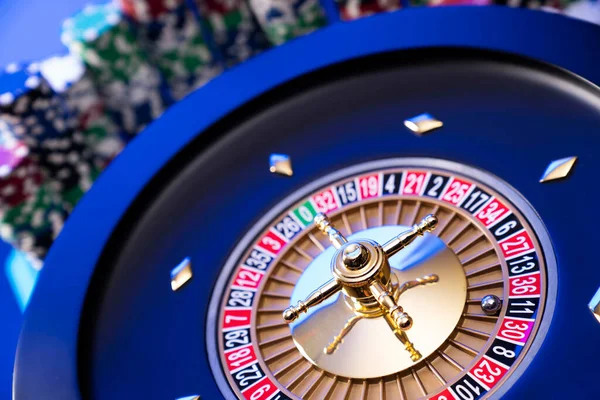 Θέμα Καζίνο Τυχερά Παιχνίδια Ρουλέτα Και Μάρκες Πόκερ Μπλε Φόντο — Φωτογραφία Αρχείου