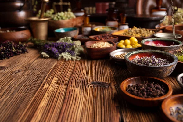 Antecedentes Medicina Natural Ervas Secas Sortidas Tigelas Argamassa Latão Mesa — Fotografia de Stock