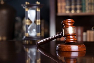 Yargıç ofisi. Gavel yargıç masasında. Arkaplanda kitap rafı.