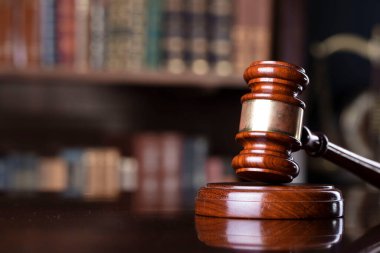 Yargıç ofisi. Gavel yargıç masasında. Arkaplanda kitap rafı.
