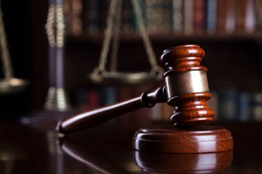 Yargıç ofisi. Gavel yargıç masasında. Arkaplanda kitap rafı.