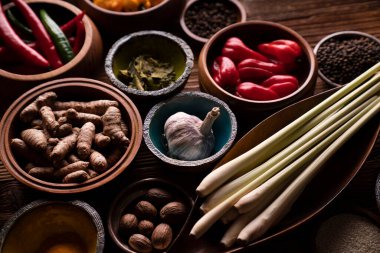 Tayland yemekleri geçmişi. Kırsal ahşap masadaki meşe kaselerindeki malzemeler..