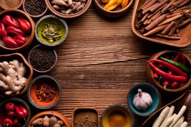 Tayland yemekleri geçmişi. Kırsal ahşap masadaki meşe kaselerindeki malzemeler..