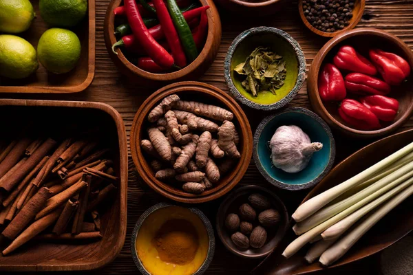 Tayland yemekleri geçmişi. Kırsal ahşap masadaki meşe kaselerindeki malzemeler..