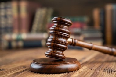 Avukatlık bürosu. Gavel ve hukuk kitapları yargıç kabataslak masasında..