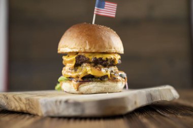 4 Temmuz kutlamaları. Amerikan bayrağı ve madalyaları. Köy ahşap masada hamburgerler.