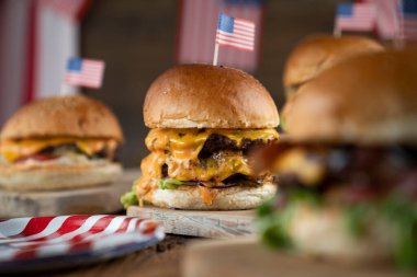 4 Temmuz kutlamaları. Amerikan bayrağı ve madalyaları. Köy ahşap masada hamburgerler.