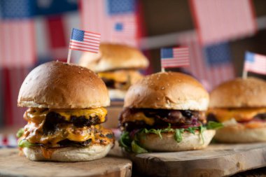 4 Temmuz kutlamaları. Amerikan bayrağı ve madalyaları. Köy ahşap masada hamburgerler.
