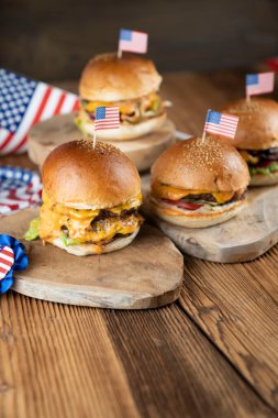 4 Temmuz kutlamaları. Amerikan bayrağı ve madalyaları. Köy ahşap masada hamburgerler.