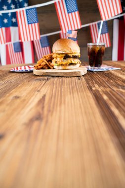 4 Temmuz kutlamaları. Amerikan bayrağı ve madalyaları. Köy ahşap masada hamburgerler.