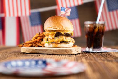 4 Temmuz kutlamaları. Amerikan bayrağı ve madalyaları. Köy ahşap masada hamburgerler.