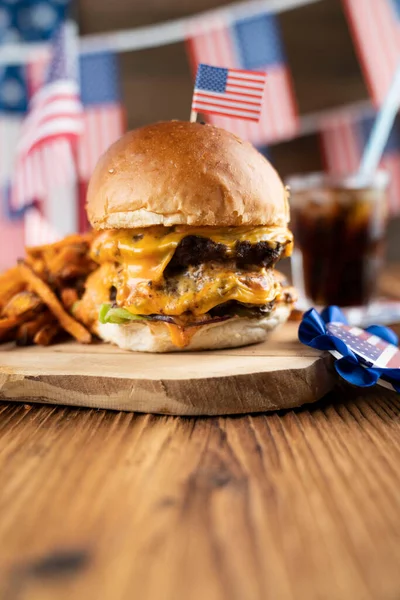4 Temmuz kutlamaları. Amerikan bayrağı ve madalyaları. Köy ahşap masada hamburgerler.