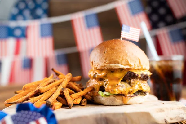 4 Temmuz kutlamaları. Amerikan bayrağı ve madalyaları. Köy ahşap masada hamburgerler.