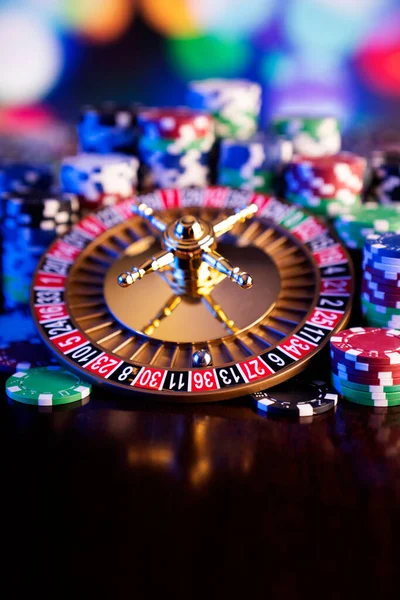 Tema Casino Rueda Ruleta Fichas Póquer Sobre Fondo Bokeh Colorido — Foto de Stock