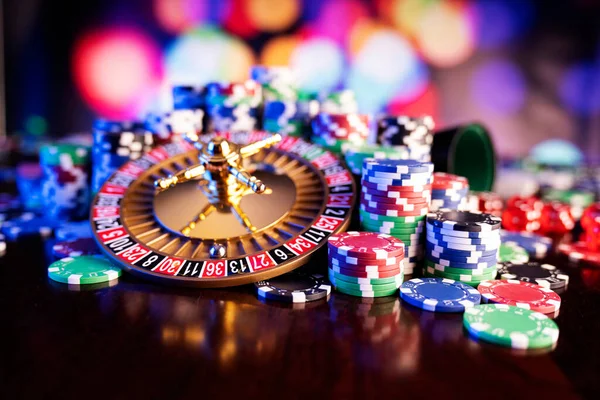 Kumarhane Teması Renkli Arkaplanda Rulet Çarkı Poker Çipleri — Stok fotoğraf