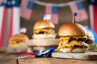 4 Temmuz kutlamaları. Amerikan bayrağı ve madalyaları. Köy ahşap masada hamburgerler.