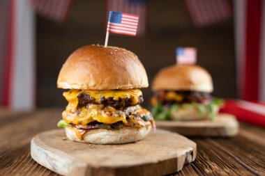 4 Temmuz kutlamaları. Amerikan bayrağı ve madalyaları. Köy ahşap masada hamburgerler.