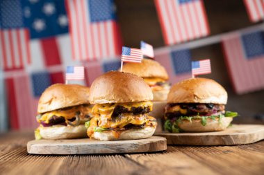 4 Temmuz kutlamaları. Amerikan bayrağı ve madalyaları. Köy ahşap masada hamburgerler.