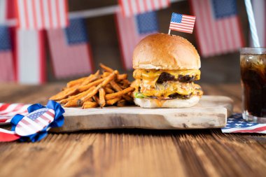 4 Temmuz kutlamaları. Amerikan bayrağı ve madalyaları. Köy ahşap masada hamburgerler.