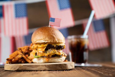 4 Temmuz kutlamaları. Amerikan bayrağı ve madalyaları. Köy ahşap masada hamburgerler.