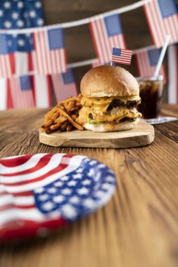 4 Temmuz kutlamaları. Amerikan bayrağı ve madalyaları. Köy ahşap masada hamburgerler.