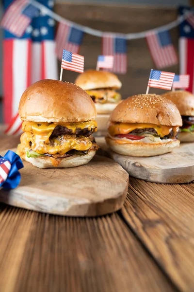 Празднование Июля Американский Флаг Ордена Бургеры Деревенском Деревянном Столе — стоковое фото