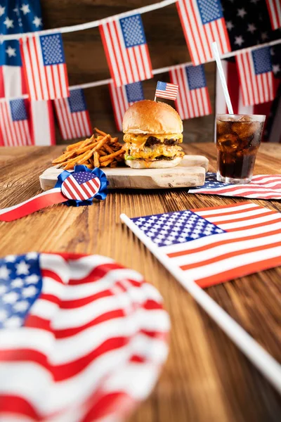 Празднование Июля Американский Флаг Ордена Бургеры Деревенском Деревянном Столе — стоковое фото
