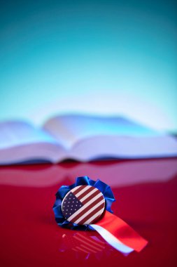 Bağımsızlık Günü teması. 4 Temmuz. Amerikan Bağımsızlık Bildirgesi. Amerikan bayrağı. Kırmızı ve mavi.