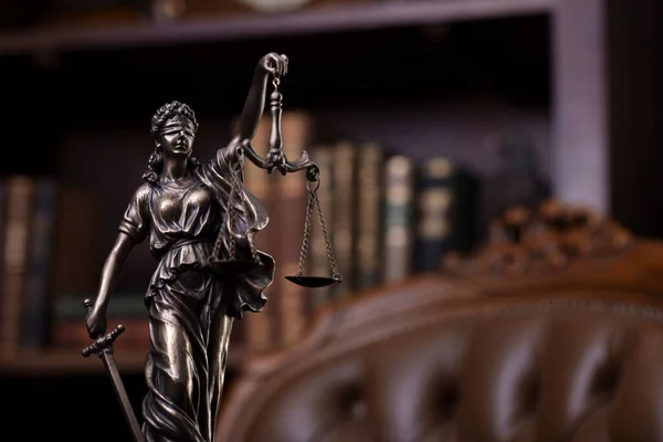 Judge Office Themis Sculpture Gavel Judge Desk Book Shelf Judge — Stockfoto